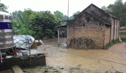 Con trai cầm dao đâm chết bố vì can vợ chồng cãi nhau